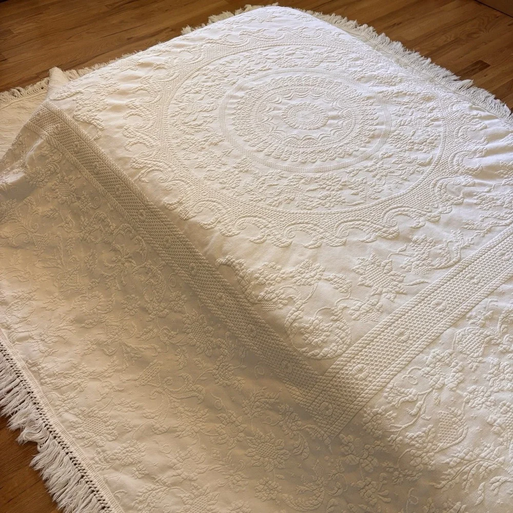 BATES QUEEN ELIZABETH COTTON BEDSPREAD 90x110 ANTIQUE WHITE Fringe Matelasse